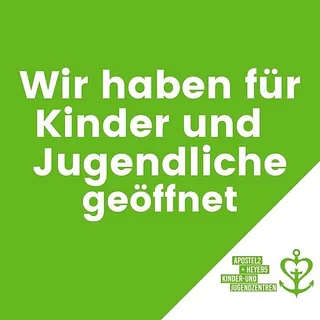 Grünes Banner mit Text: „Wir haben für Kinder und Jugendliche geöffnet“.