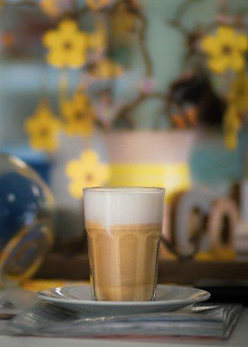 Nahaufnahme eines Latte Macchiato auf einem Tisch.