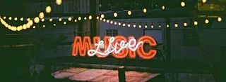 Ein Neonschild mit der Aufschrift „LIVE MUSIC“ bei Nacht.