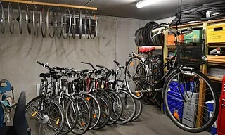 Viele Fahrräder stehen dicht gedrängt in einem Kellerraum.