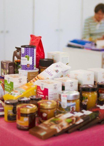 Tisch mit verschiedenen Lebensmittelprodukten zum Verkauf.
