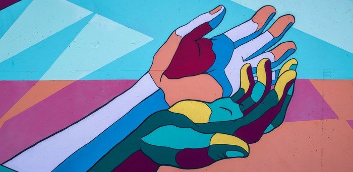 Bunte Malerei von zwei offenen, cupped Händen.