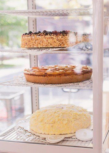 Torten und Kuchen in einem Café-Regal.