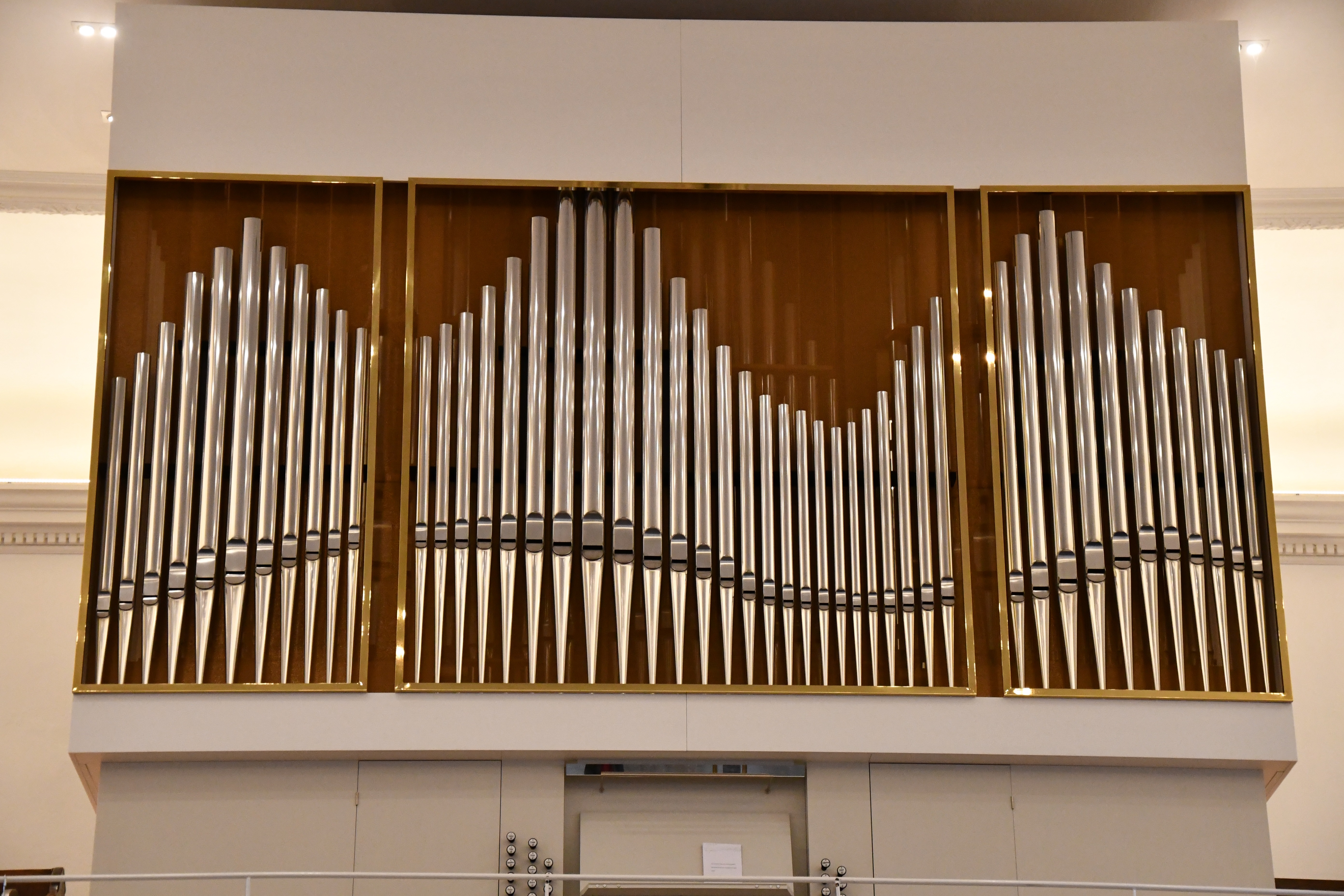 Nahaufnahme einer großen Kirchenorgel mit vielen Pfeifen.