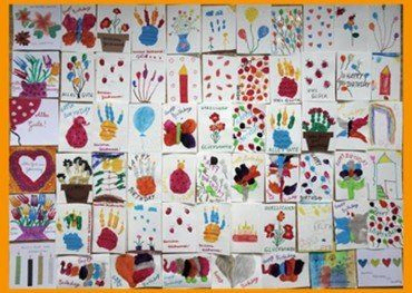Eine Collage von vielen handgefertigten Karten mit Kinderzeichnungen und Glückwünschen.