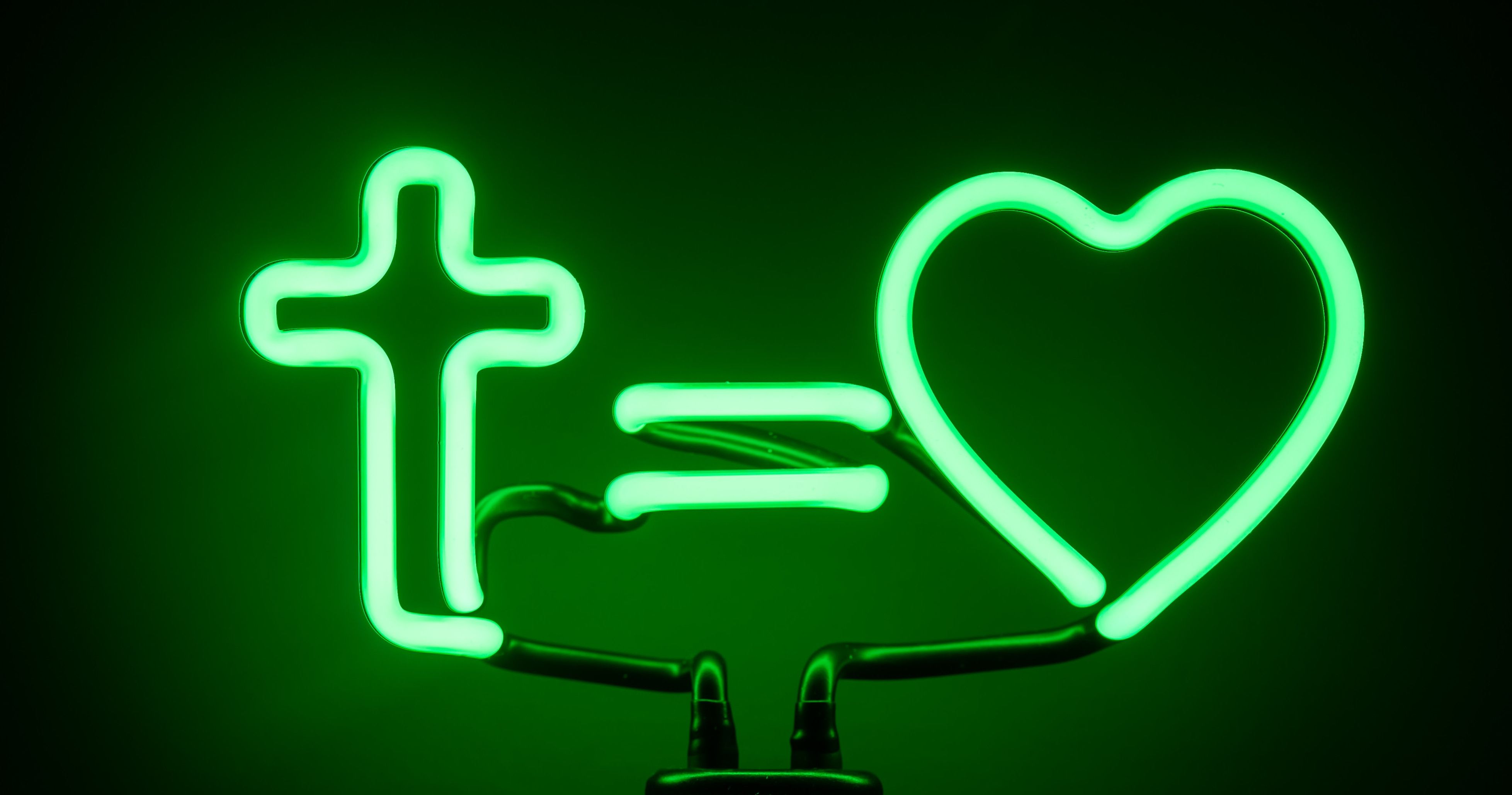 ein Kreuz und ein Herz, grün leuchtend
